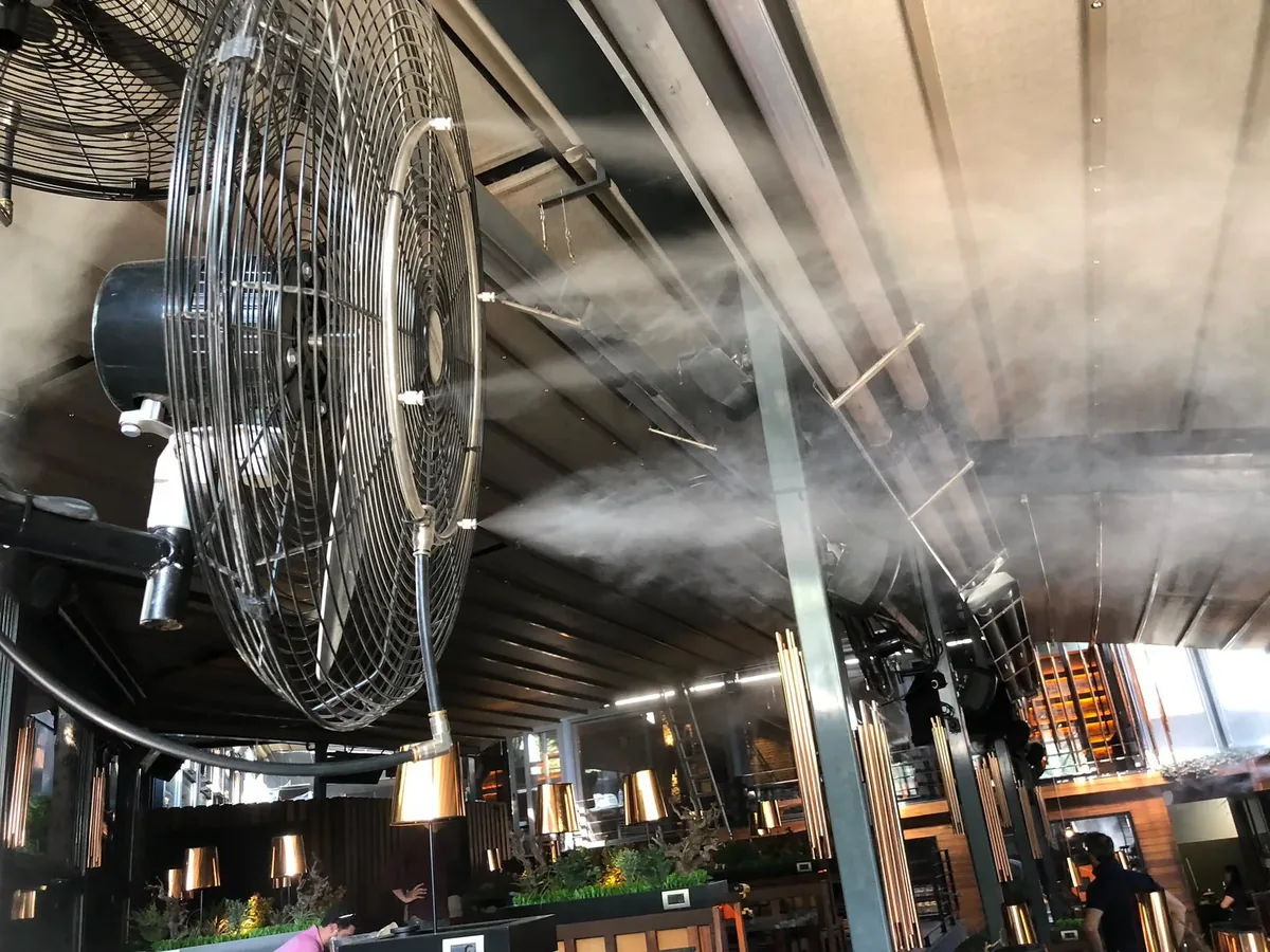 MEGAMİST restoran terasında buharlı vantilatör ve sisleme uygulaması MEGAMİST restoran terasında buharlı vantilatör ve sisleme uygulaması
